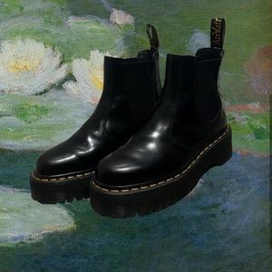 SOLD- Platform Chelsea Dr. Martens- 2976 Smooth Leather